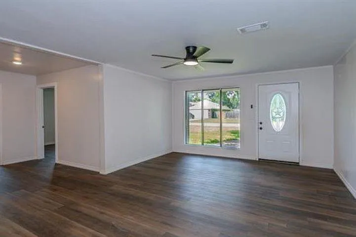 4 bed, 2.5 bath, 2002 sqft, $1,800 — Photo 2