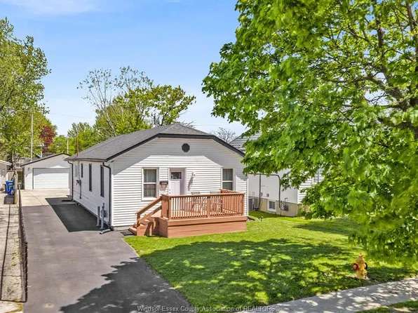 1588 Buckingham Dr, Windsor, ON N8T 2A4