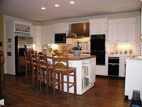 Bright, spacious kitchen