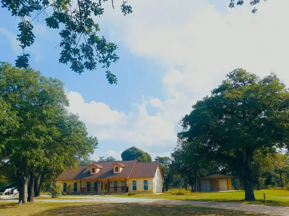 110 Hunters Glen, Floresville, TX 78114