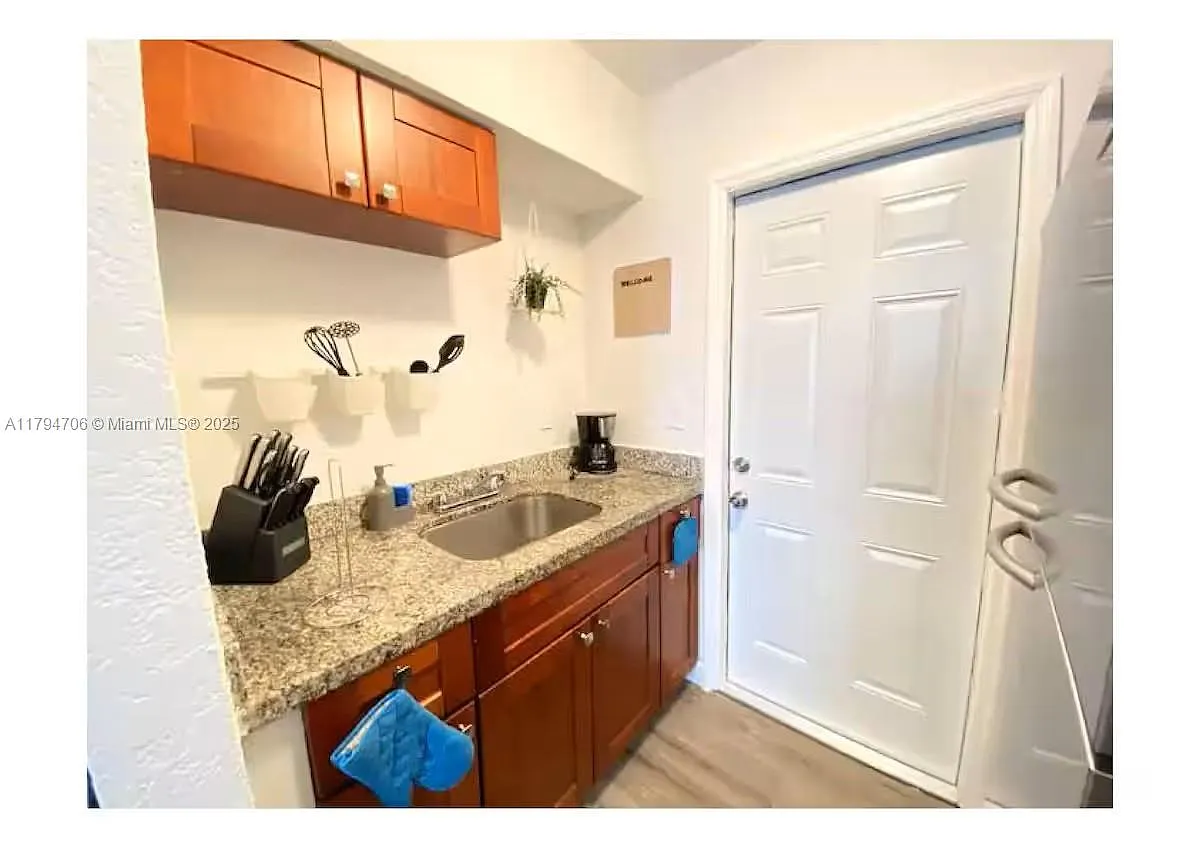 Building Photo - 7638 N Miami Ave #2