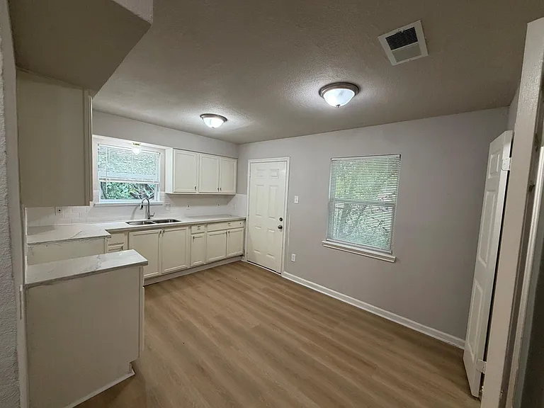 4706 N Wayside Dr — Photo 8