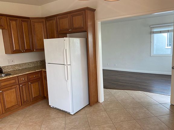 4th image of 215 Flower St #B