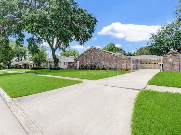 10526 Huntington Way Dr, Houston, TX 77099