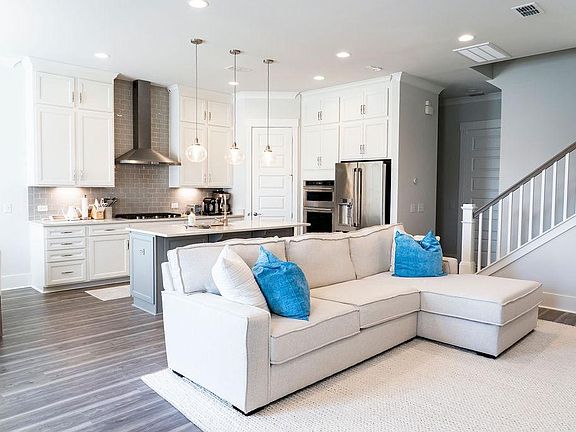 Open concept living space, with 10' ceilings downstairs