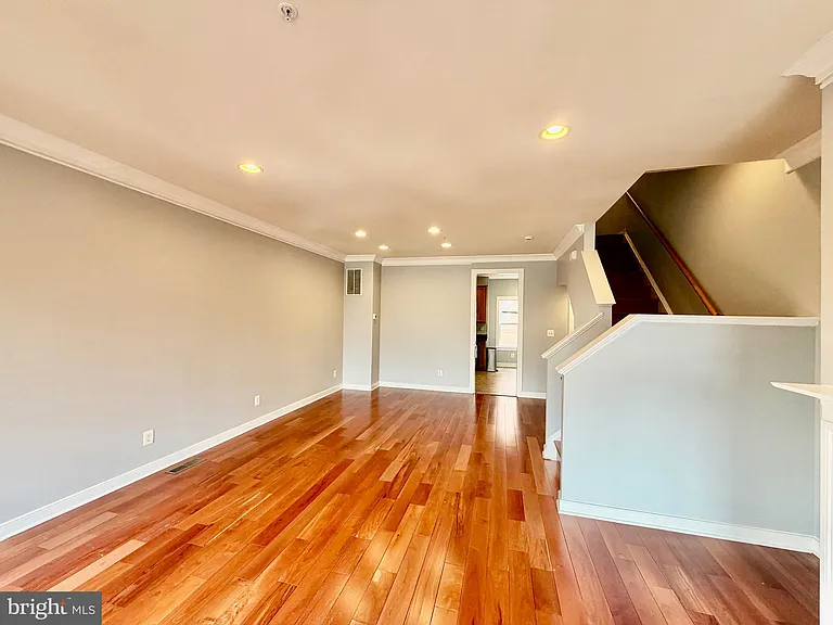 11034 Amherst Ave — Photo 32