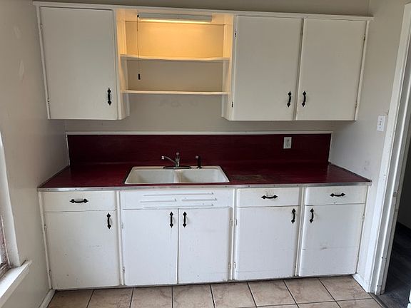 3rd image of 421 Live Oak Ln