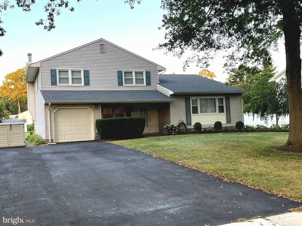 10 Beechcroft Dr, East Windsor, NJ 08520