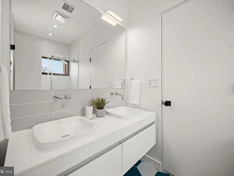 3004 N Underwood St — Photo 37