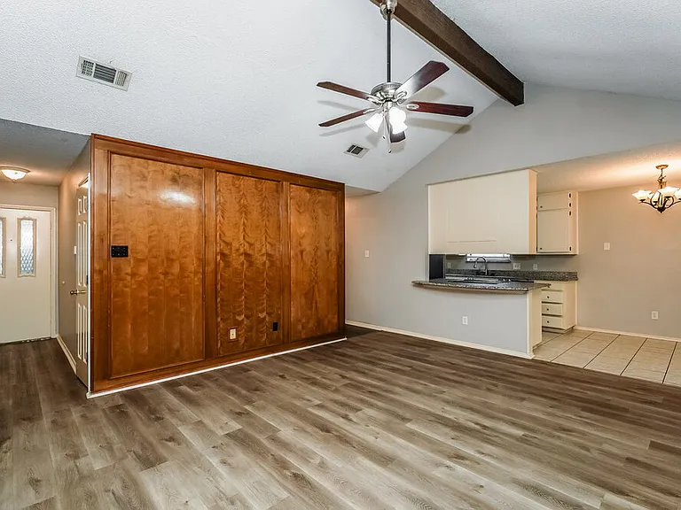 709 Daniels Dr — Photo 3