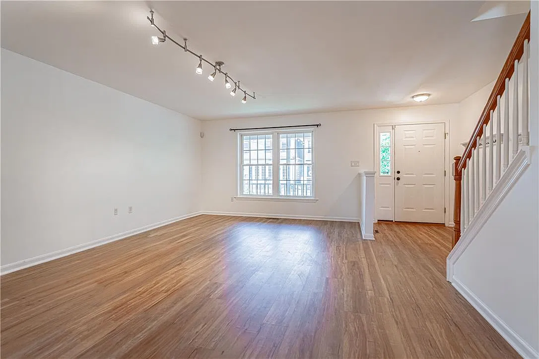 3 bed, 2.5 bath, 2100 sqft, $3,000 — Photo 4