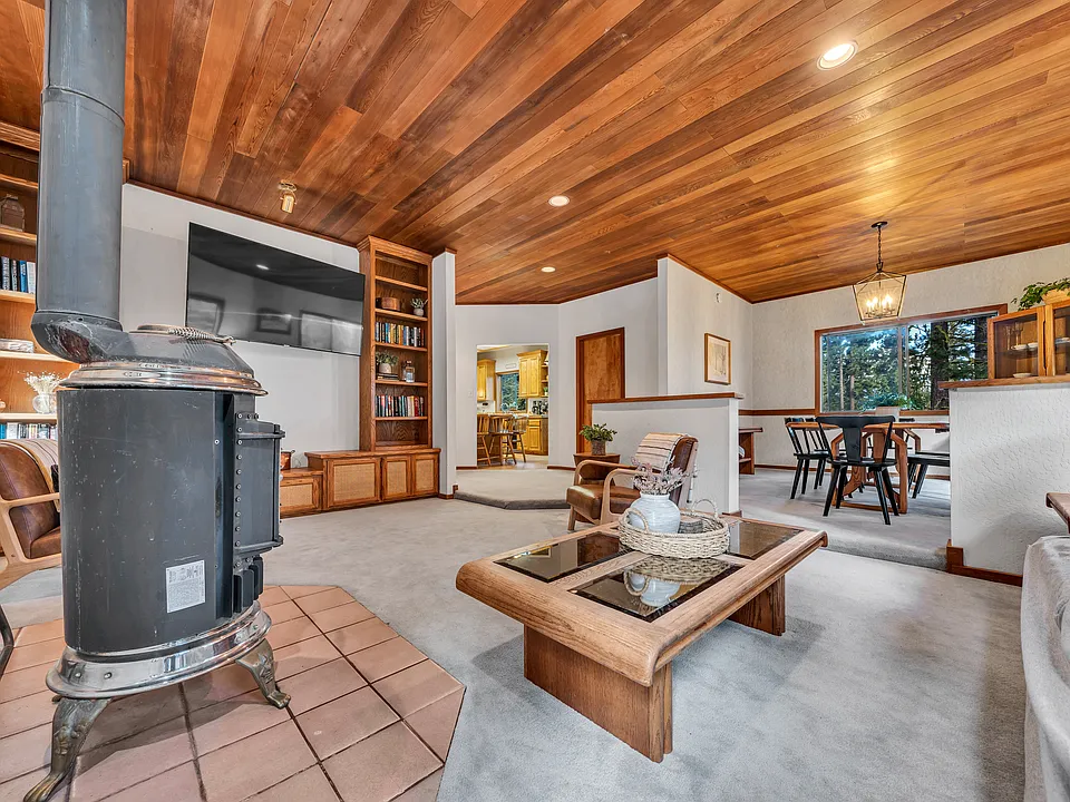 221 Shoreview Dr