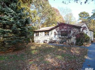 4 Westerly Rd, Hampton Bays, NY 11946