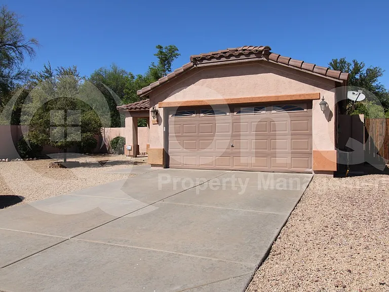 3292 E San Angelo Ave — Photo 3