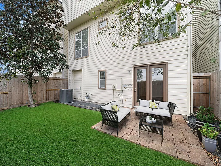 2828 Sherwin St — Photo 3