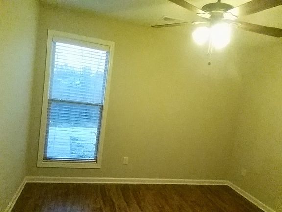 Ceiling fans in living room and every bedroom