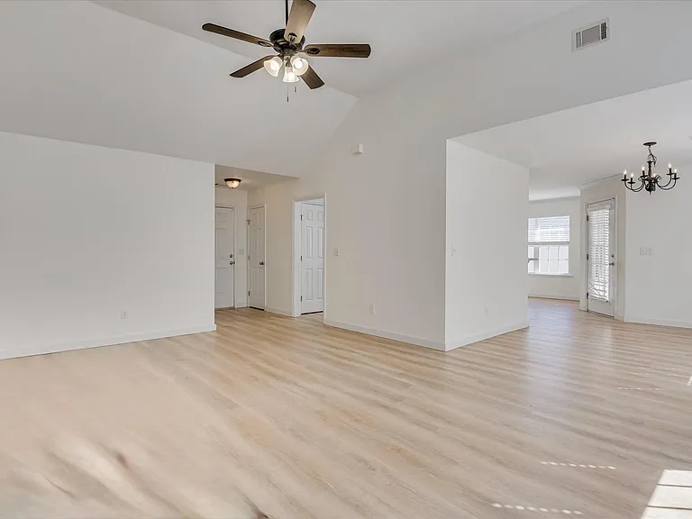 909 Watsonia Dr — Photo 4