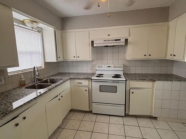 2710 Briarhurst Dr #5 — Photo 9