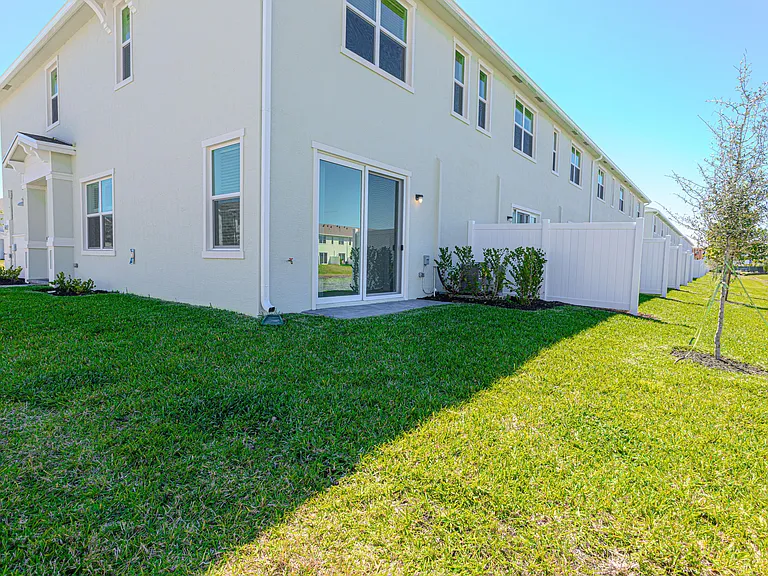 503 SE Rivergrass St — Photo 8