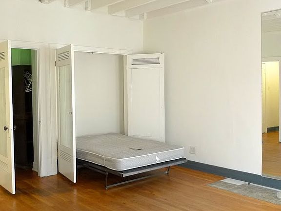 Murphy bed option is available.