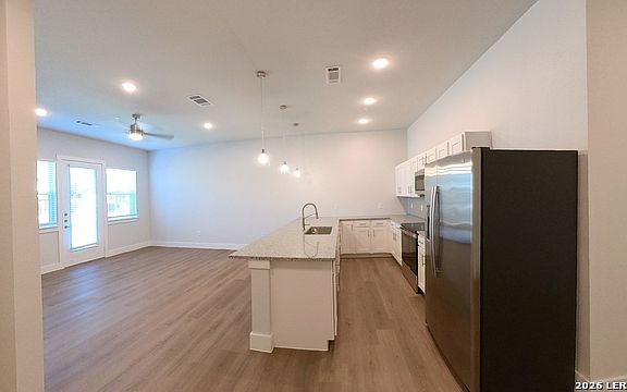 4th image of 330 E Carson St #3103