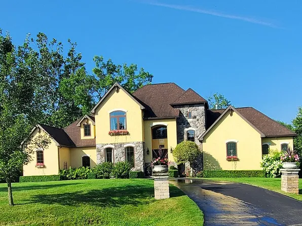 10860 Fossil Hill Dr, Whitmore Lake, MI 48189
