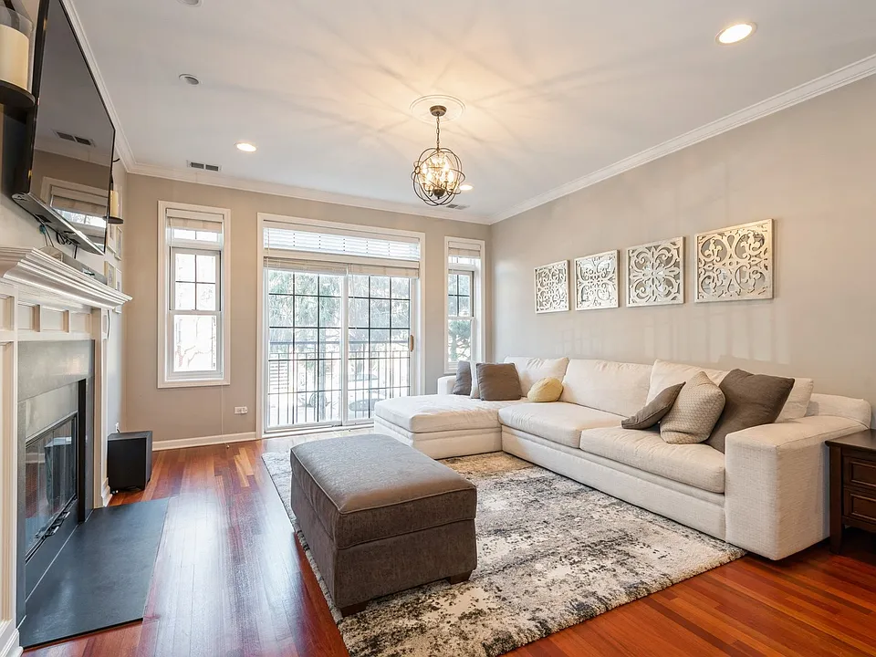 Flexible living and dining space