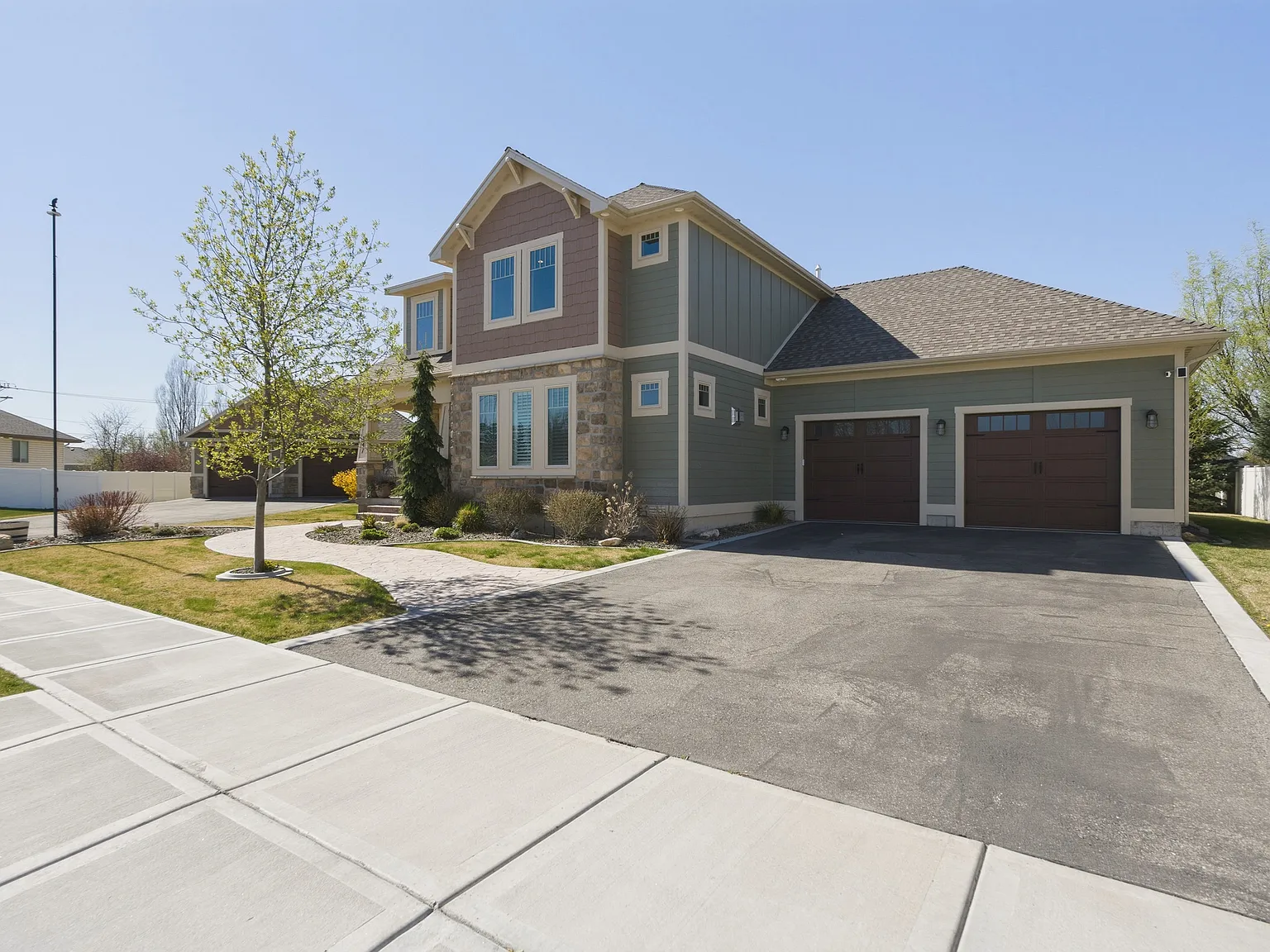7 bed, 3.5 bath, 4681 sqft, $4,500 — Photo 3