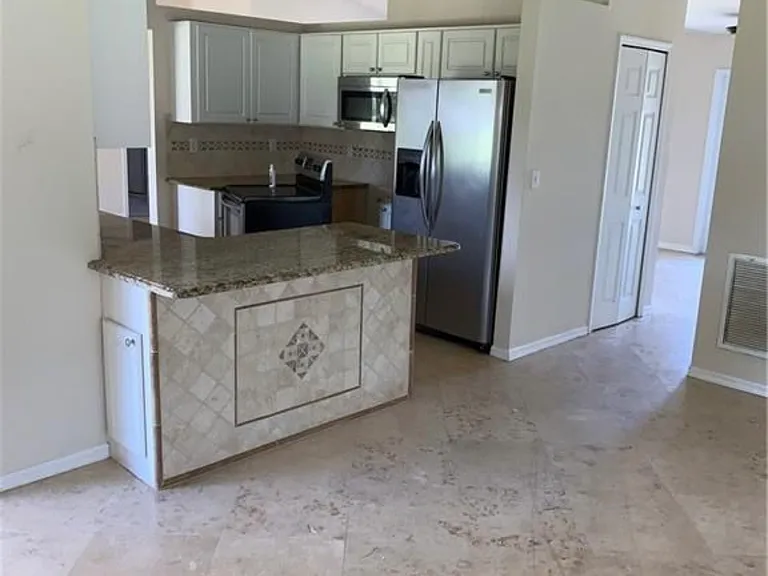 2111 SE 8th Pl — Photo 3