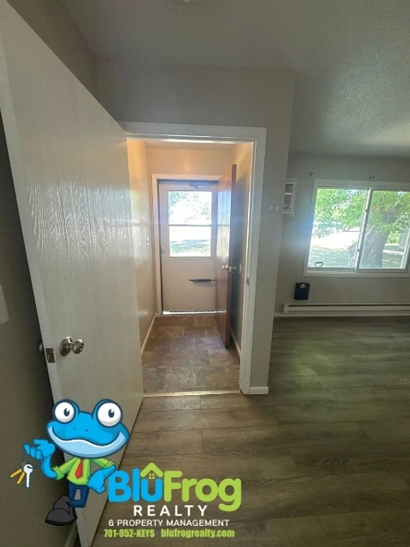 EW - 906 11th St NE — Photo 3