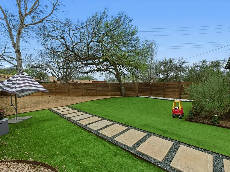 1405 Camelot Cir #A — Photo 36