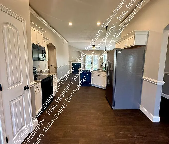 747 Shelburne Ln — Photo 3