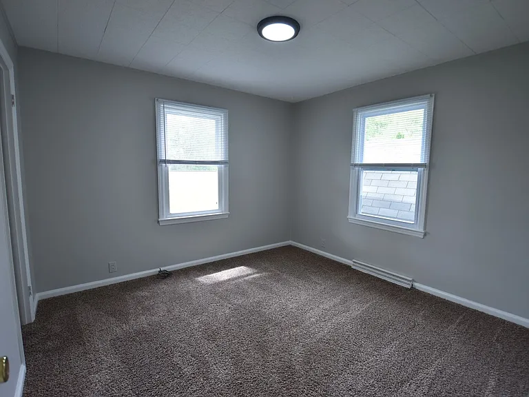 334 W Staat St — Photo 14