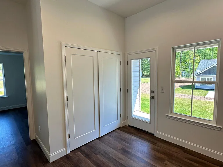 104 Lakeside Dr — Photo 8