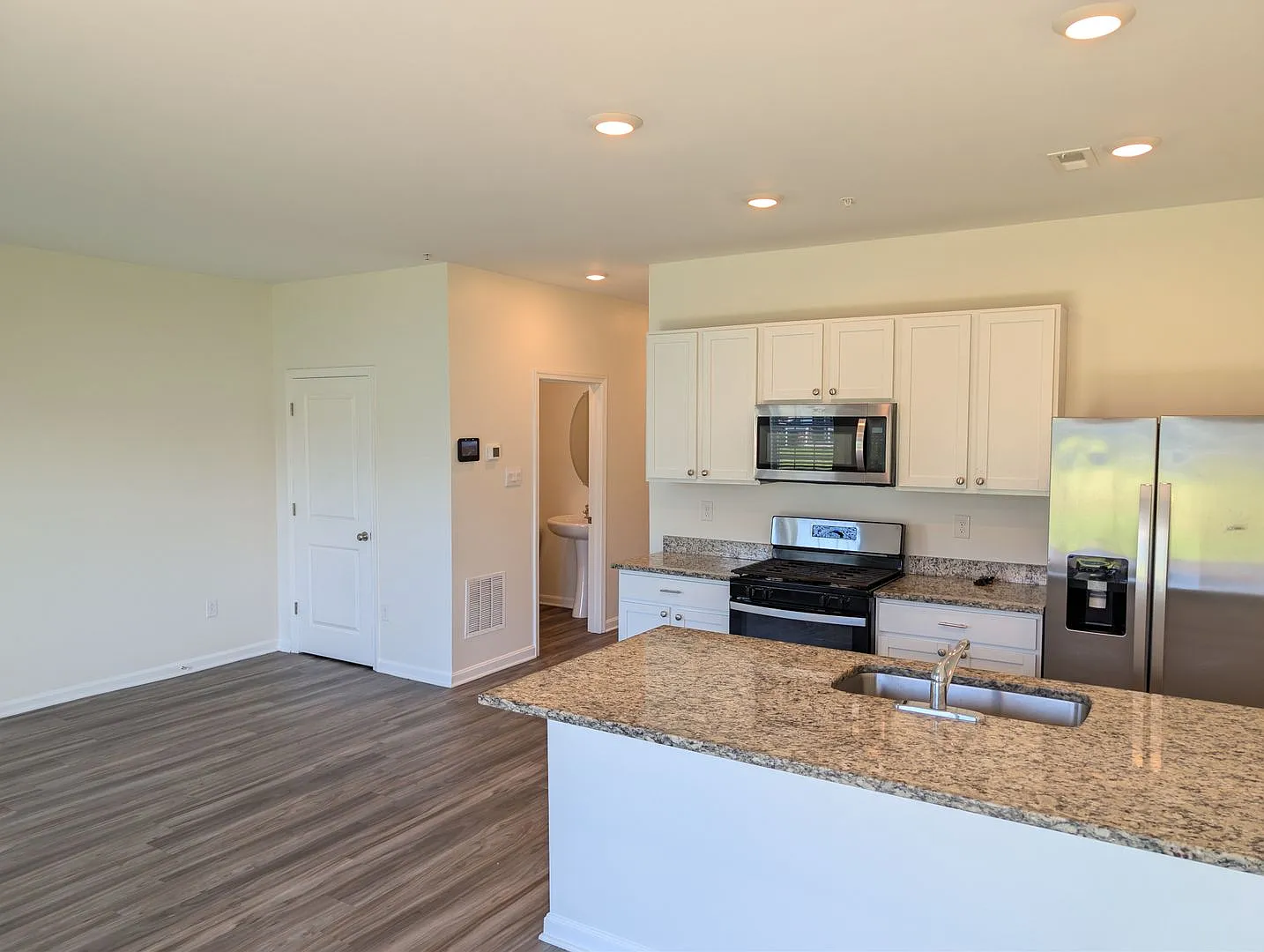 Modern Kitchen Walk-In Closet Private Primary Suite — Photo 3