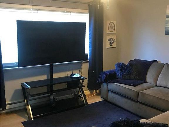 3rd image of 7487 Hazelcrest Dr