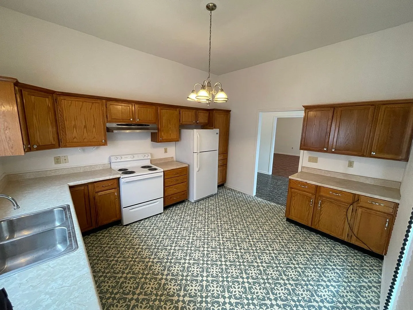 Large Home For Rent in Great Location — Photo 4