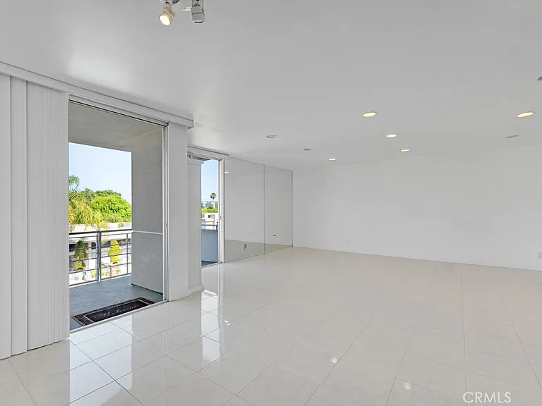 5301 Balboa Blvd — Photo 11