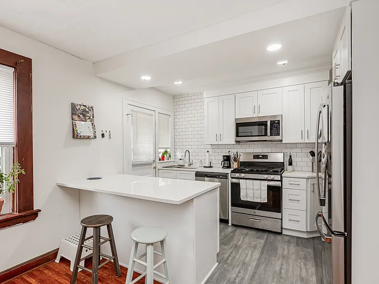 1693 King Ave — Photo 2