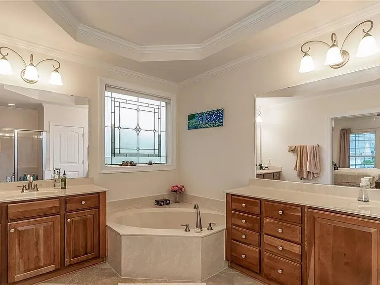 10400 Swerling Way — Photo 19