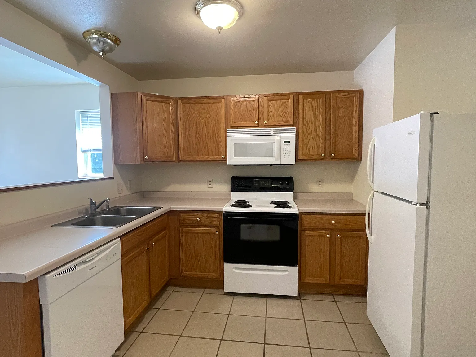4 bed, 1000 sqft, $1,525 — Photo 2
