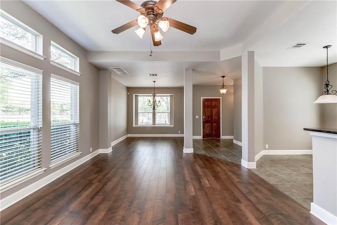 3 bed, 2.5 bath, 2018 sqft, $2,300 — Photo 4