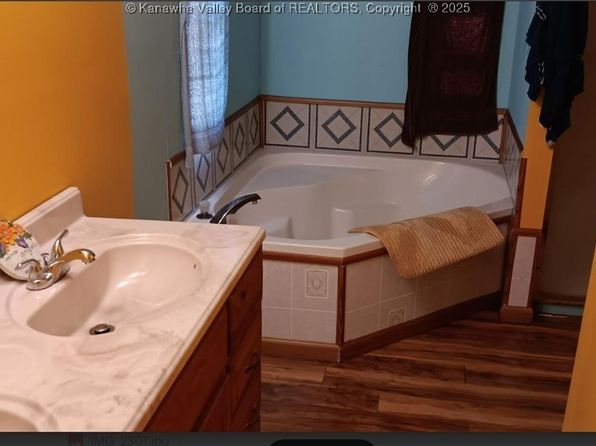 3855 Short Creek Rd, Racine, WV 25165