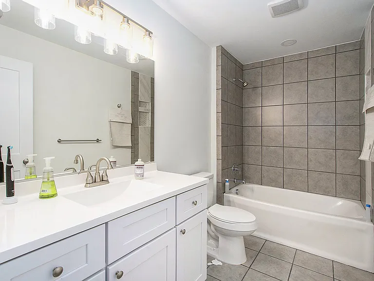 435 Hiscock St — Photo 15