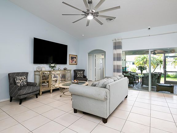 4th image of 591 SE Chapman Avenue
