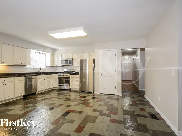 1530 Froesel Dr — Photo 5