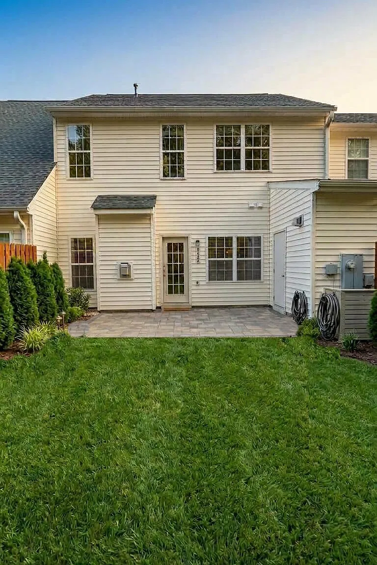 5 bed, 2.5 bath, 1900 sqft, $2,550 — Photo 1