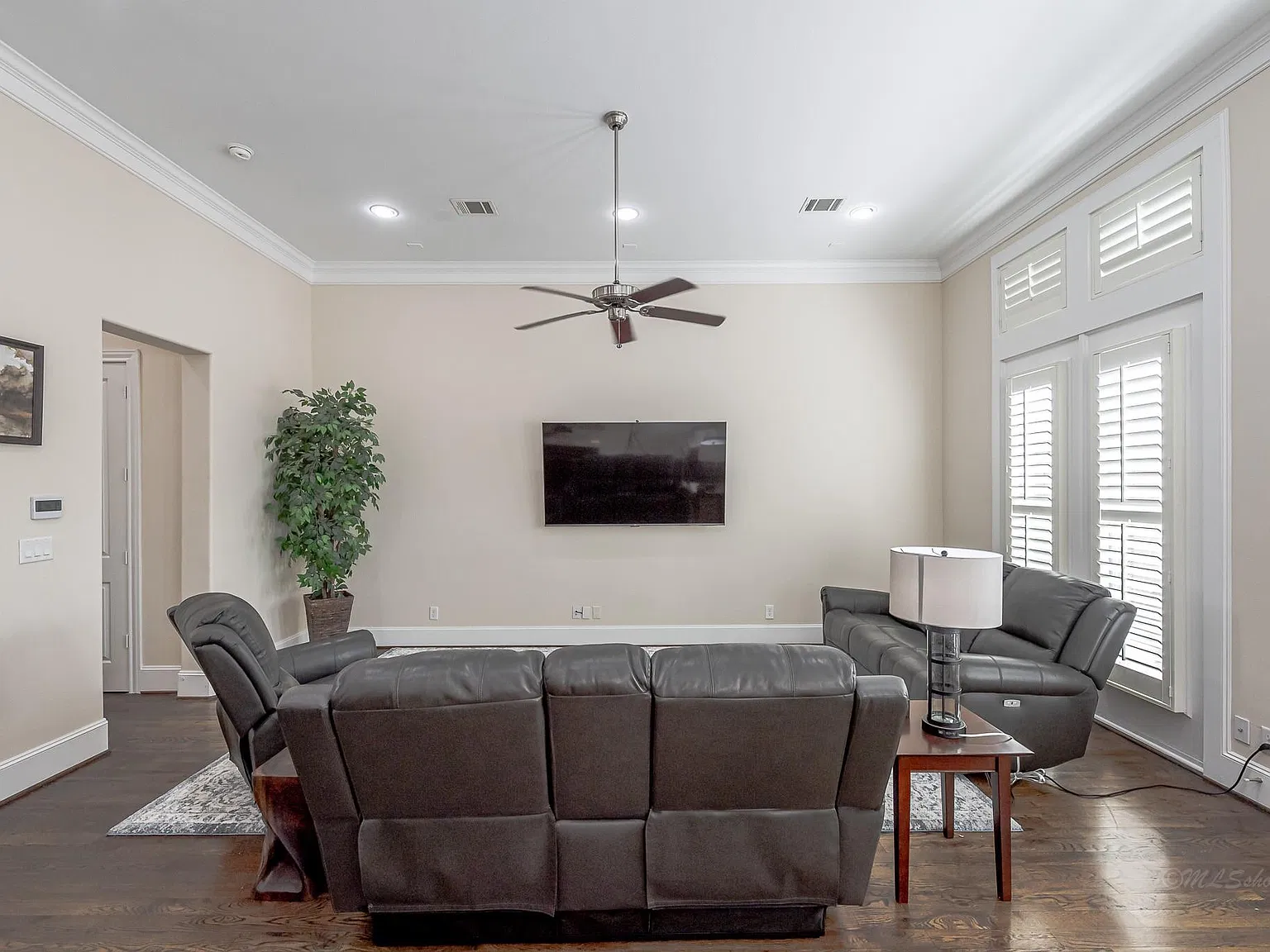 3 bed, 3.5 bath, 3300 sqft, $3,400 — Photo 3