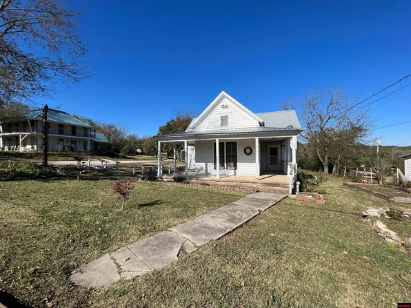 210 W 3rd St, Yellville, AR 72687
