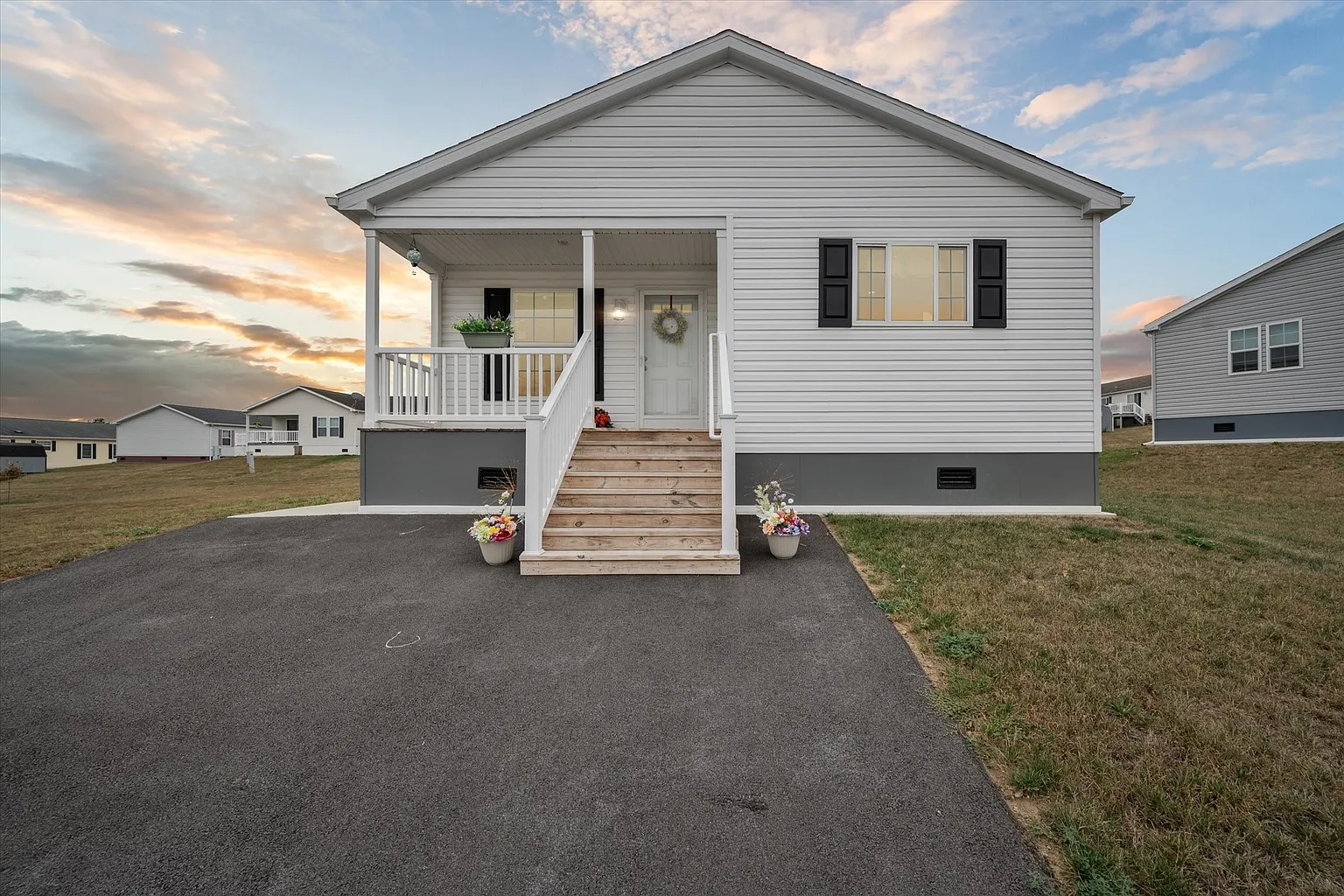 311 Oriole Dr photo 1